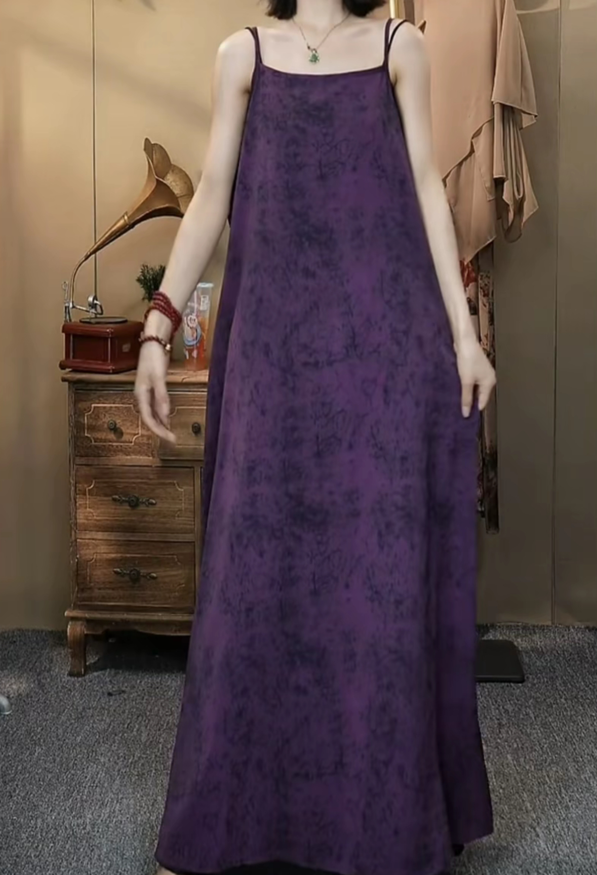 Elegant and romantic purple strapless dress with sleeveless design showcasing charming temperament
